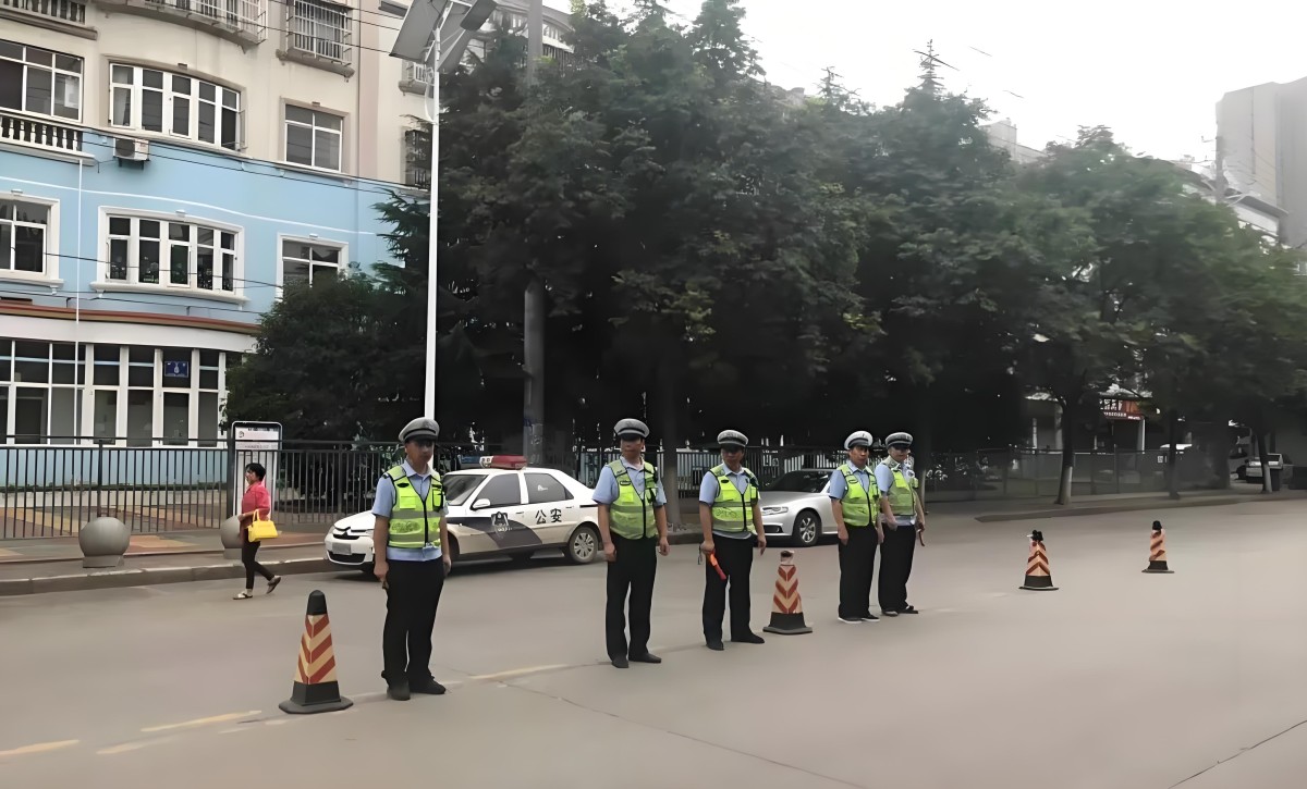 公安交警:战高温护平安 绘就动人“警”色