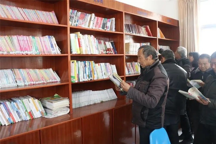 最是书香能解暑 农家书屋觅清凉