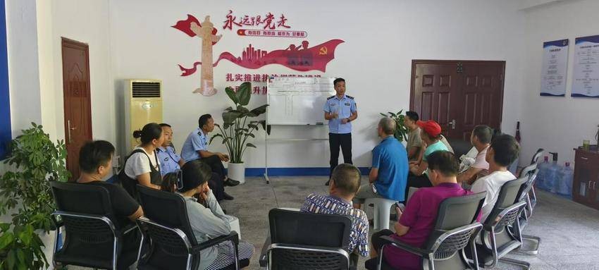 对流动商贩进行集中法规宣讲 规范经营秩序