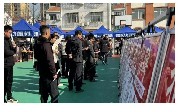 2025 年“春暖荆楚·助鄂企航”首场招聘会走进新河社区