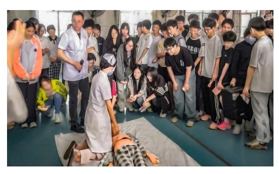 打好防溺水“组合拳” 筑牢暑期“安全堤”