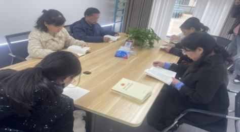 安陆市总工会开展“冬送书香 充电赋能”赠书活动