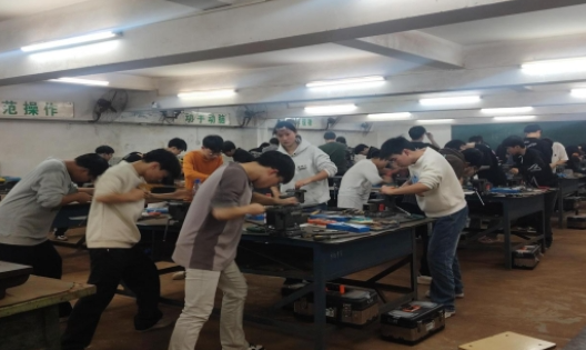 一场开在钳工实训室里的&ldquo;特别家长会&rdquo;