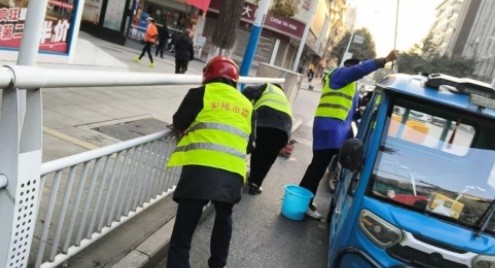 安陆城管开展&ldquo;洗城美容&rdquo;行动 整洁迎元旦