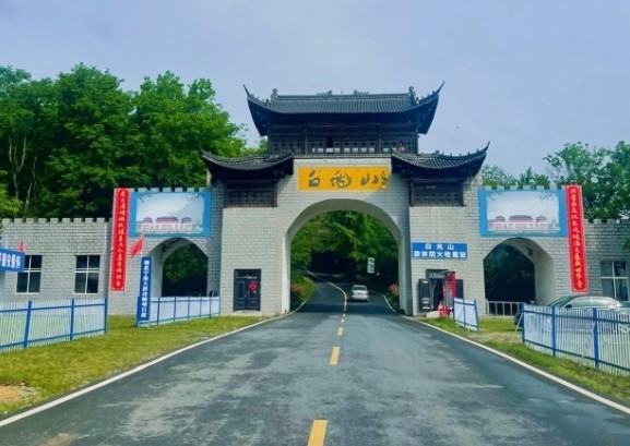 白兆山新春人潮涌 防火护平安