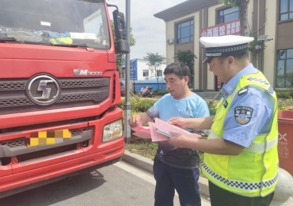 安陆交警走进&ldquo;司机之家&rdquo;送上暖心叮嘱 护航货运平安出行